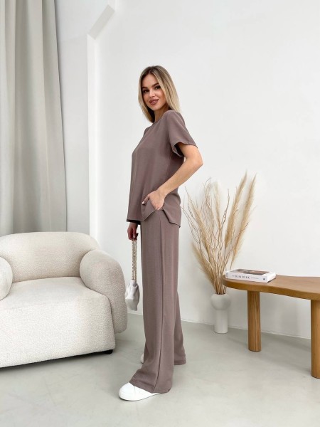 Жіночий прогулянковий костюм кавового кольору 32030