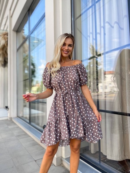 Легкое платье мини с поясом в горох кофейного цвета 32052
