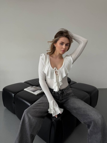 Жіночий бодi з воланами на зав'язках молочного кольору 32055