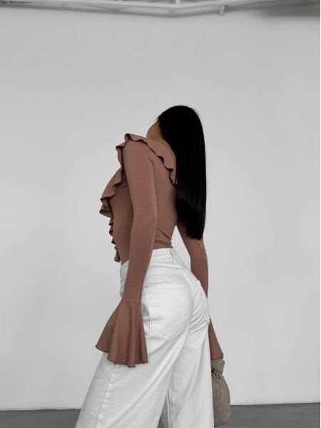 Жіночий бодi з воланами на зав'язках бежевого кольору 32056