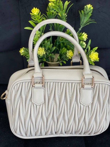 Маленька жіноча сумка із жатої еко-шкіри молочного кольору 32061
