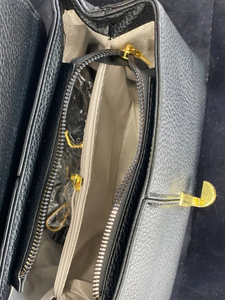 Маленька жіноча сумка з пористої еко-шкіри чорного кольору 32062