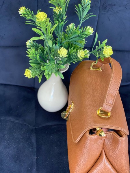 Маленька жіноча сумка з пористої еко-шкіри коричневого кольору 32064