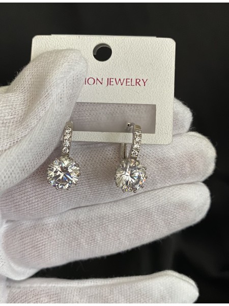 Сережки з великим камінчиком англійський замок срібного кольору 32086