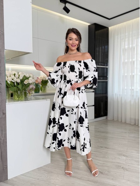 Легкое платье макси с открытыми плечами в цветок молочного цвета 32102