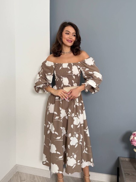 Легкое платье макси с открытыми плечами в цветок бежевого цвета 32103