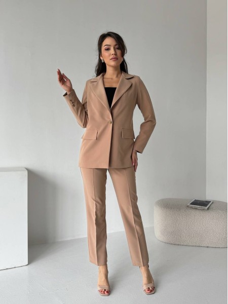 Жіночий класичний костюм бежевого кольору 32109