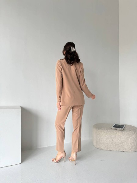 Жіночий класичний костюм бежевого кольору 32109