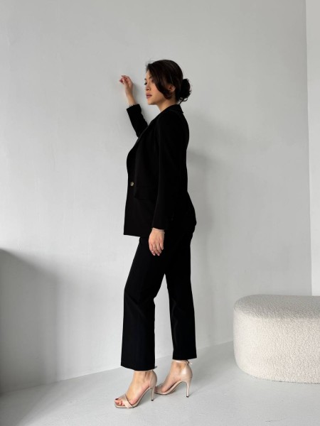 Жіночий класичний костюм чорного кольору 32110