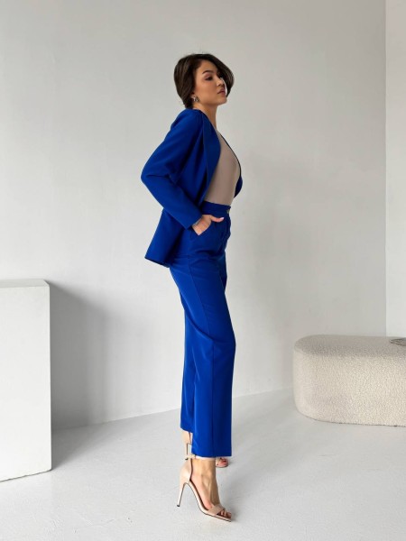 Жіночий класичний костюм синього кольору 32113