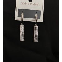 Серьги цилиндрические с камушками английский замок серебряного цвета 32121