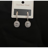 Серьги покрытые камушками английский замок золотого цвета 32122