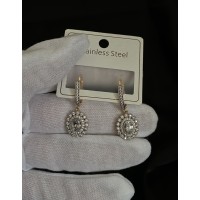 Серьги покрытые камушками английский замок золотого цвета 32122