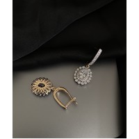 Серьги покрытые камушками английский замок золотого цвета 32122