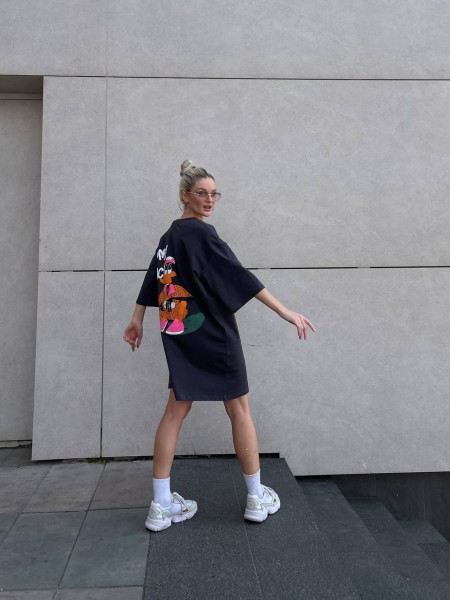 Легкое платье-футболка с рисунком графитового цвета 32123