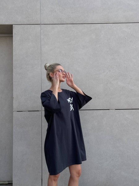 Легкое платье-футболка с рисунком графитового цвета 32123