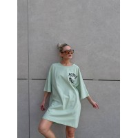 Легкое платье-футболка с рисунком фисташкового цвета 32124