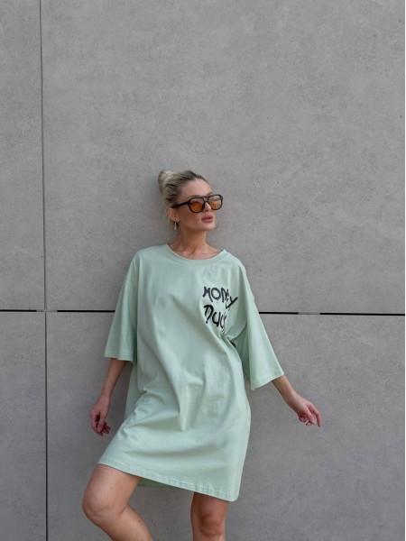 Легкое платье-футболка с рисунком фисташкового цвета 32124