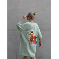 Легкое платье-футболка с рисунком фисташкового цвета 32124