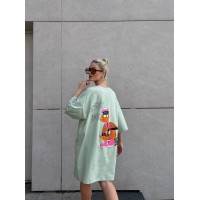 Легкое платье-футболка с рисунком фисташкового цвета 32124