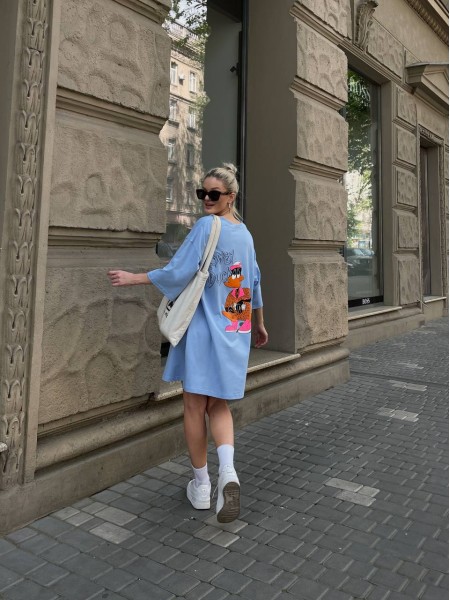 Легкое платье-футболка с рисунком голубого цвета 32127