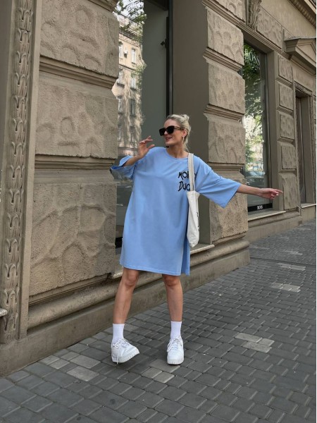 Легкое платье-футболка с рисунком голубого цвета 32127