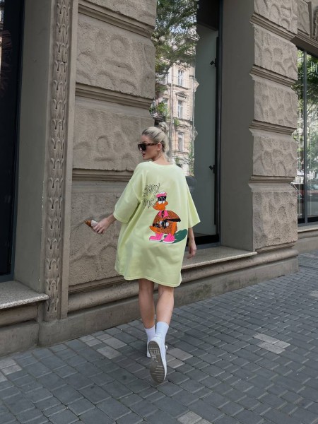 Легкое платье-футболка с рисунком желтого цвета 32128