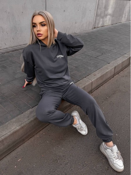 Жіночий спортивний костюм графiтового кольору 32142