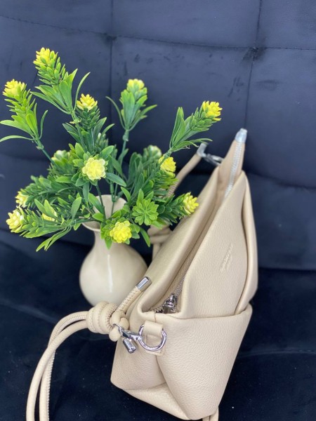 Жіноча сумка з пористої еко-шкіри бежевого кольору 32152