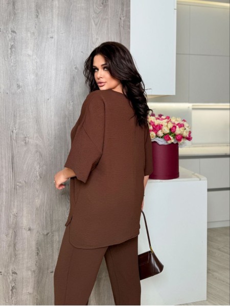 Легкий брючний костюм коричневого кольору 32176