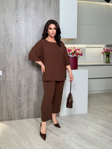 Легкий брючний костюм коричневого кольору 32176