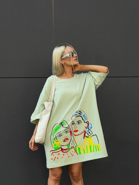 Хлопковое платье-футболка с рисунком фисташкового цвета 32214