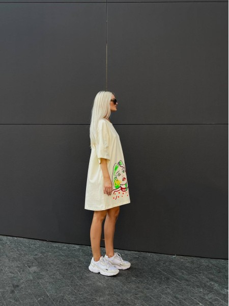 Хлопковое платье-футболка с рисунком бежевого цвета 32216