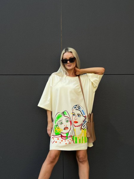 Хлопковое платье-футболка с рисунком бежевого цвета 32216