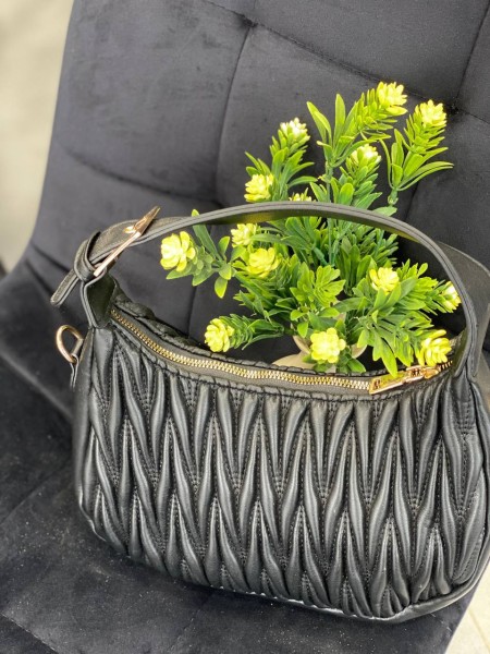 Жіноча сумка-багет із жатої еко-шкіри чорного кольору 32250