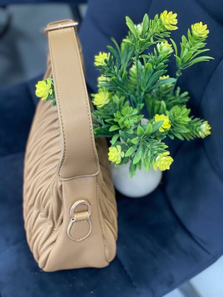 Жіноча сумка-багет із жатої еко-шкіри кавового кольору 32253