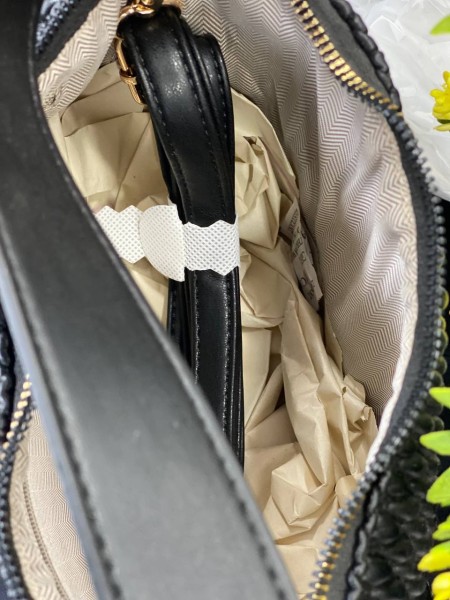 Жіноча сумка на плече із жатої еко-шкіри чорного кольору 32262