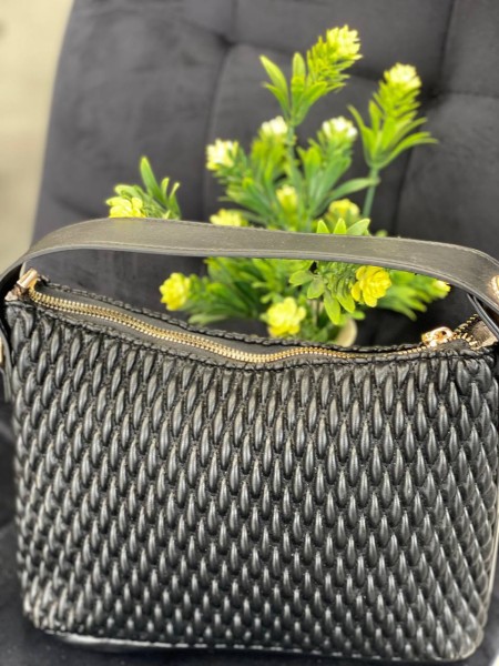 Жіноча сумка на плече із жатої еко-шкіри чорного кольору 32262