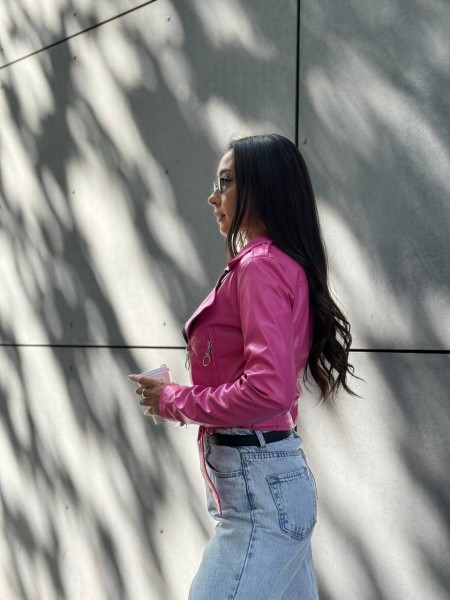 Жіноча косуха з еко-шкіри на підкладці малинового кольору 32311