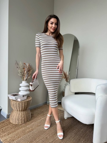 Приталена сукня міді в смужку коричневого кольору 32315