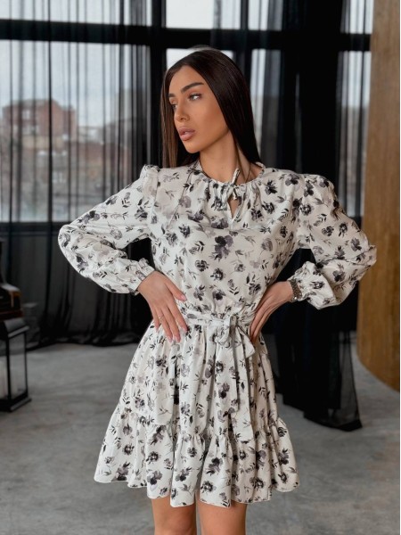 Легка сукня міні з поясом у квітку молочного кольору 32318