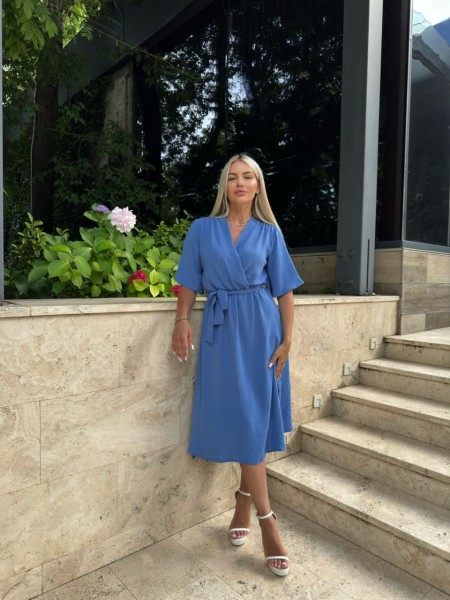 Легкое платье на запах с поясом синего цвета 32330