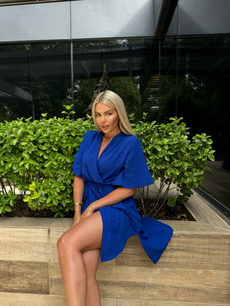 Легкое платье на запах с поясом темно-синего цвета 32332