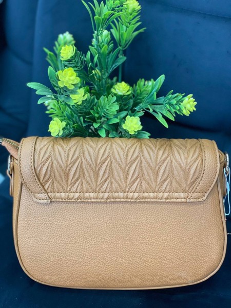 Жіноча сумка крос-боді на кнопцi з еко-шкіри коричневого кольору 32356