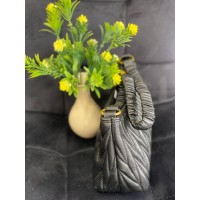 Жіноча сумка-багет із жатої еко-шкіри чорного кольору 32360