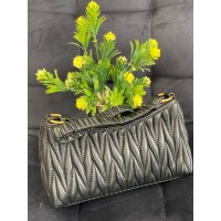 Жіноча сумка-багет із жатої еко-шкіри чорного кольору 32360