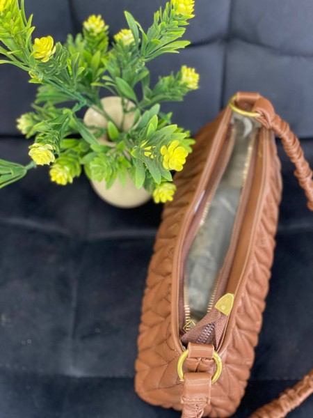 Жіноча сумка-багет із жатої еко-шкіри коричневого кольору 32361