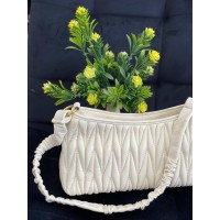 Жіноча сумка-багет із жатої еко-шкіри бiлого кольору 32362