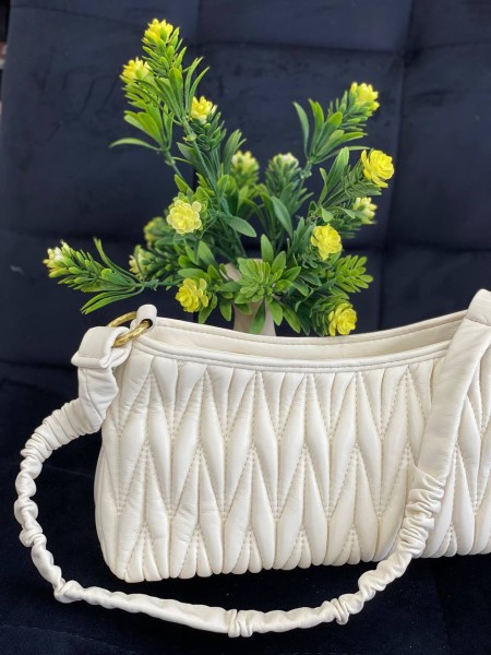 Жіноча сумка-багет із жатої еко-шкіри бiлого кольору 32362