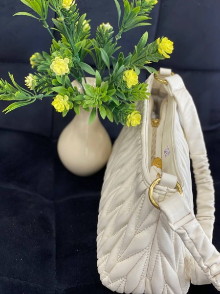 Жіноча сумка-багет із жатої еко-шкіри бiлого кольору 32362